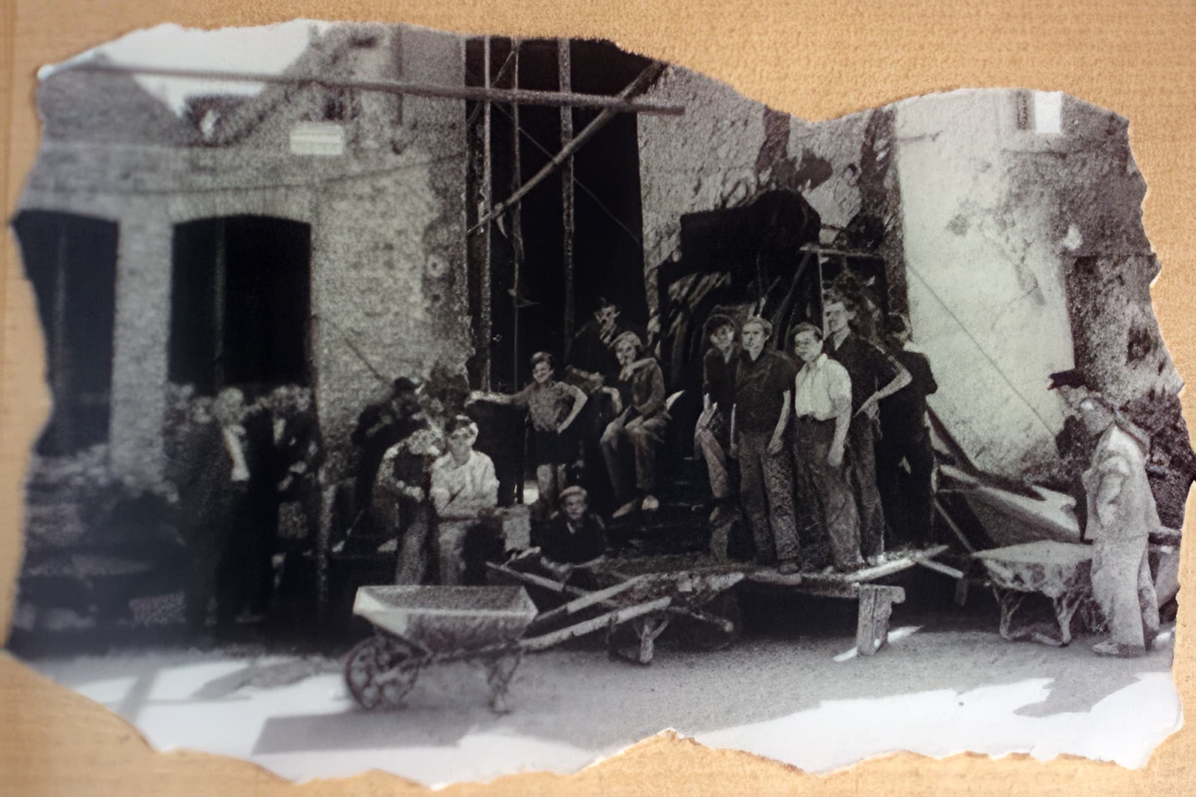 Historisches Gruppenbild der Handwerker auf einer Baustelle