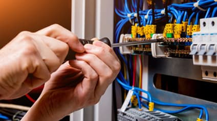 Elektriker bei der Arbeit an einer Installation