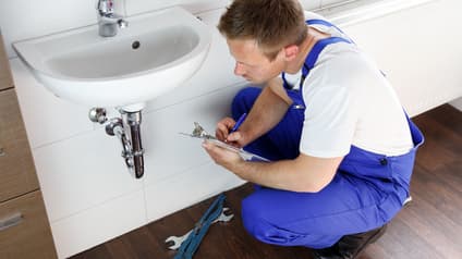Monteur bei der Installation von Sanitär- und Heizungstechnik